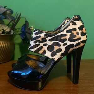 BCBGeneration Size 9 Black and Animal Print Zip Up Heels